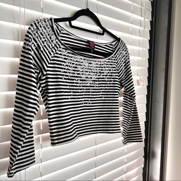 2B by Bebe Adorable 3/4 Sleeve Sequin Scoop Neck Crop Top! - Picture 2 of 12